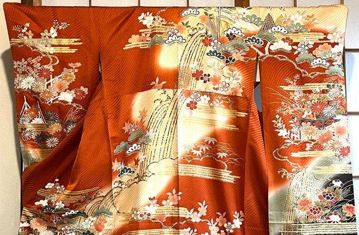 Furisode Kimono: felrood met vloeiende gouden accenten en, Antiquités & Art, Antiquités | Autres Antiquités