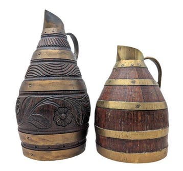 2 anciens et grands Pichets à cidre/vin en bois et laiton -