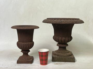 Jardinière - Fonte - Deux vases de jardin