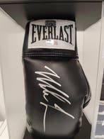 Mike Tyson - Photographie, Gants de boxe