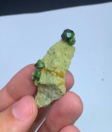 Weelderige groene demantoïde granaatkristallen met natglans