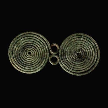 Bronstijd dubbel spiraalbroche / fibule - 10,8 cm, Antiek en Kunst
