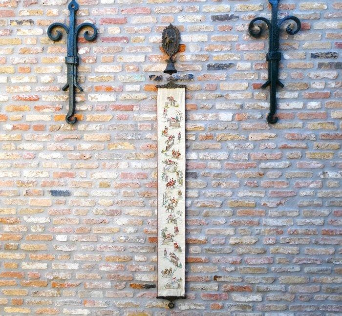 Decoratieve bel - Geborduurd schellekoord met paarden sport, Antiek en Kunst, Curiosa en Brocante