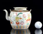 Een Chinese theepot uit The Hundred Antiques met deksel. -