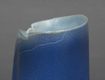 Grand vase moderne, de couleur bleu profond granuleux. -