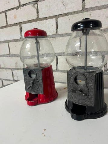 Set van 2 vintage kauwgomballenautomaten – rood & zwart –