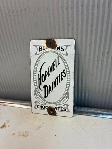 Vintage Hopewell Dainties Chocolates reclamebord – emaille, Antiek en Kunst