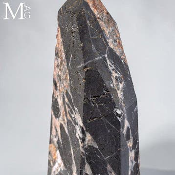 Obelisk van zwarte toermalijn in natuurlijke matrix. Zwarte