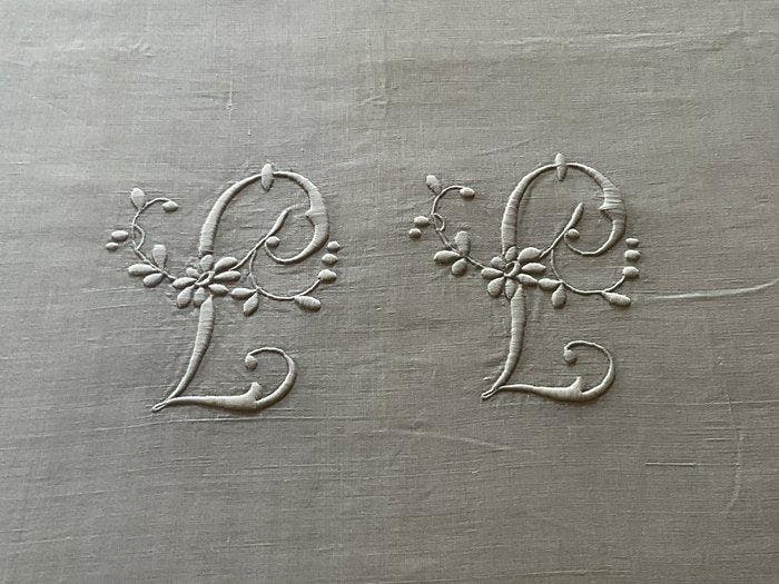 Vroeg twintigste-eeuwse linnen bedlinnen met twee initialen, Antiek en Kunst, Antiek | Tapijten, Tafelkleden en Textiel