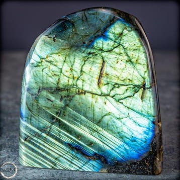 Labradorite naturelle de Madagascar – Le jeu irisé des