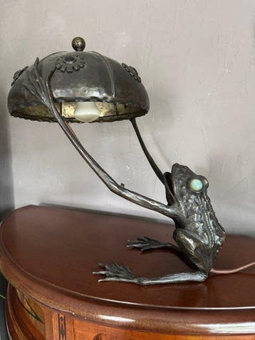 Tafellamp met beeldje - Brons - Art Nouveau kikkerlamp
