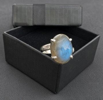 Ring van labradoriet van mooie kwaliteit, goed stralend.