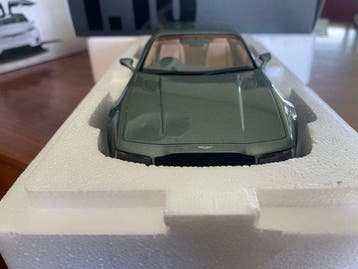 GT Spirit 1:18 - Voiture miniature - Aston Martin V8 Vantage
