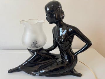 Tafellamp - Keramiek - Liggende pin-up-vrouw
