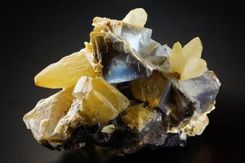 Fluorite d’un indigo profond irisé, avec une lueur violette
