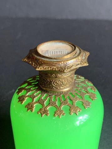 Pot - Uraniumglas, Opaline glas - Palais-Royal