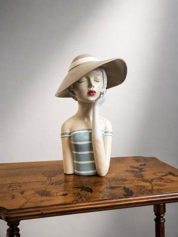Buste, Elegante Lady Bust met Brede Hoed – Art Deco Inspired