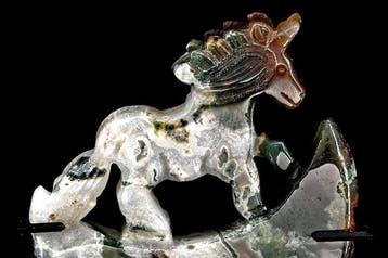 Merveilleuse licorne en agate mousse sur une demi-lune. avec