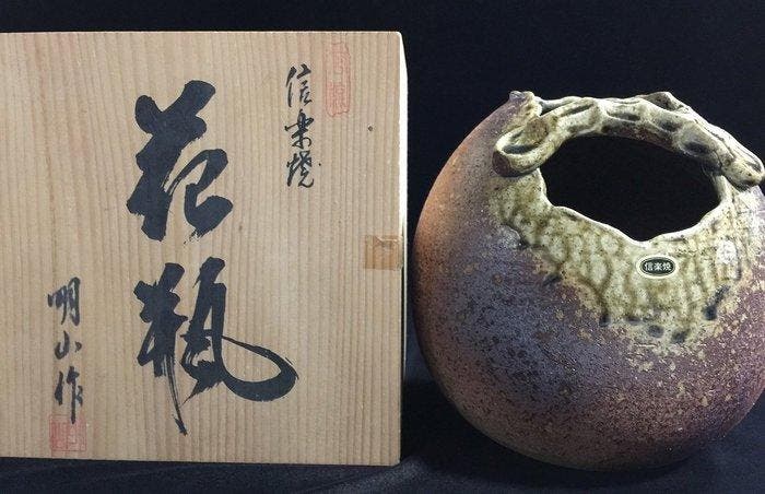 Shigaraki Ware Flower Vase by Meizan - Japanese Ceramic, Antiek en Kunst, Antiek | Overige Antiek