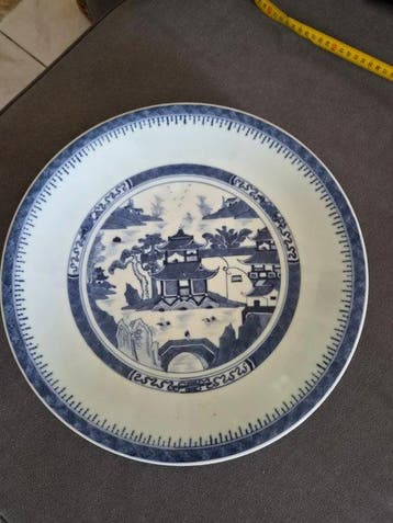 Oud groot Chinees porseleinen bord met blauw-wit decor van