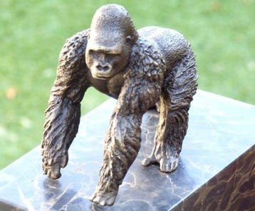 sculptuur, Fraaie bronzen Gorilla - 17 cm - Brons, Marmer -