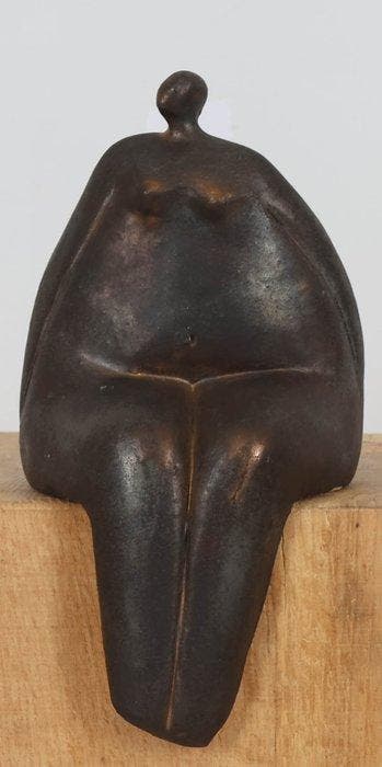 Beatrice Hoffman (1964) - sculptuur, Zittende vrouw - 26 cm