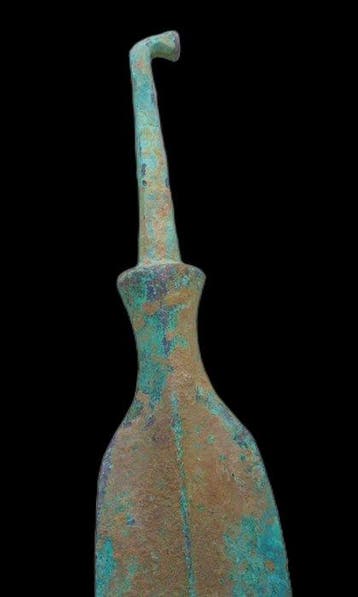West-Aziatisch Oud bronzen speerpunt, met tang en bladvormig