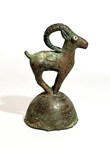Een oud Khorasani-Islamitische wilde berggeit-figuur Brons