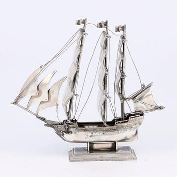 J. Gelderblom (Schoonhoven, 1994) - Beeldje, Driemast