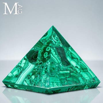 Groene malachietpiramide Een piramide die botryoïde