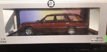 Triple 9 1:18 - Modelauto - Mercedes Benz T300E (s124)