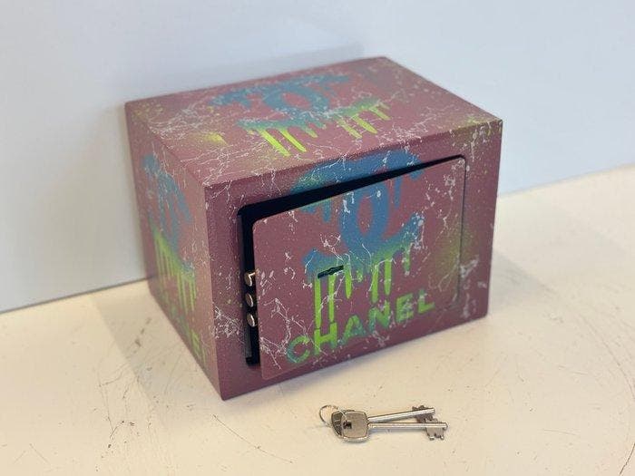Rob VanMore - Chanel Drip Vault, Antiquités & Art, Art | Objets design