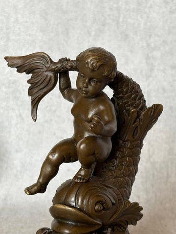 Beeld, Putto op vis - 16 cm - Brons