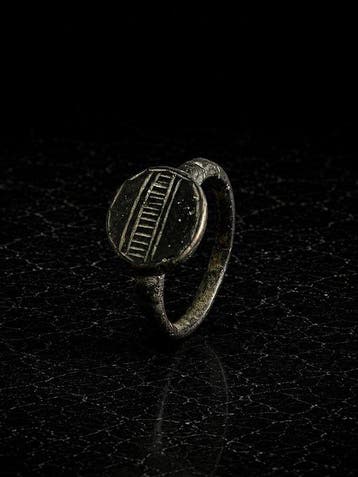Médiéval Bague signet avec motif en échelle (Sans prix de