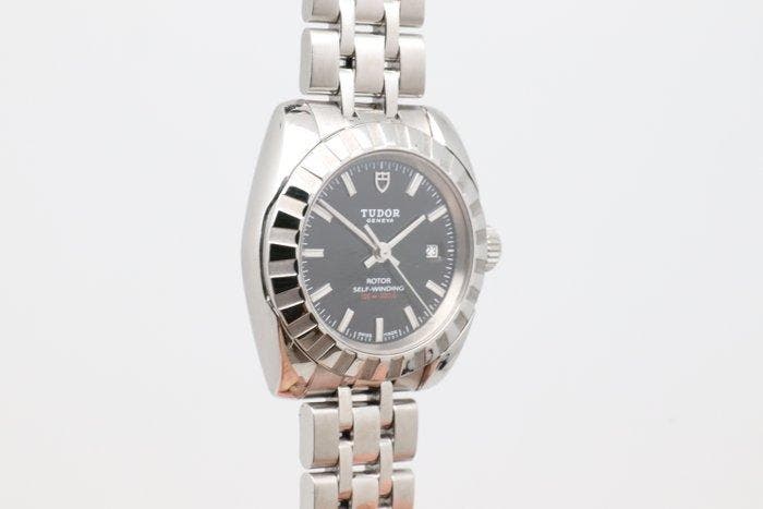 Tudor - Classic Date Automatic - 22010 | Black Dial - Dames, Handtassen en Accessoires, Horloges | Antiek