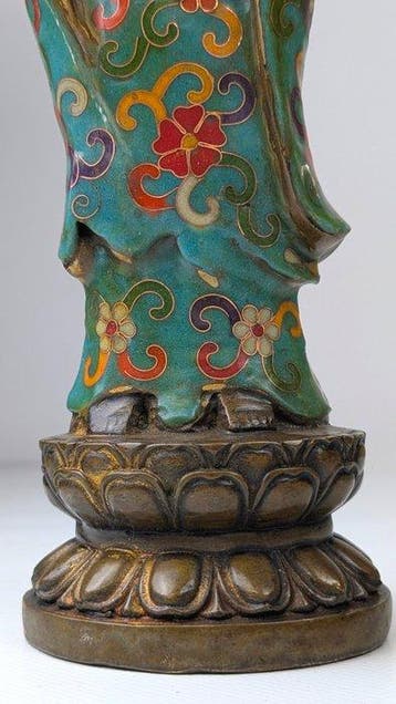 Bijzonder standbeeld Quan Yin staand op dubbele lotus