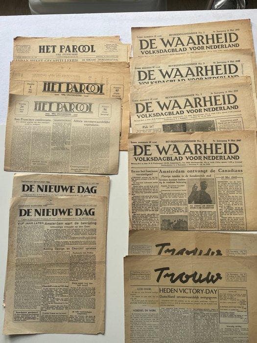 31 Nederlandse kranten rond het einde WO 2 - 1945, Antiquités & Art, Antiquités | Livres & Manuscrits