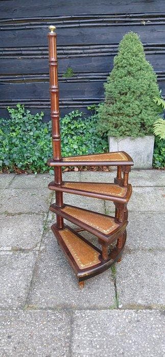 Library stairs with 4 tiers with brass finals - Trapje -