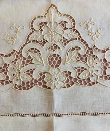 Serviette (2) - 115 cm - 75 cm - Broderie à la main et