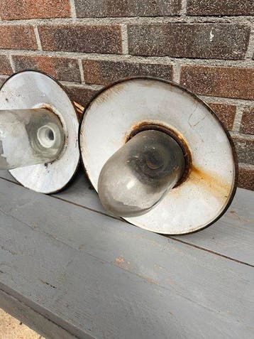 Set van 2 industriële geëmailleerde fabriekslampen met