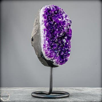 Amethist sculptuur in violet - iconisch interieurobject uit