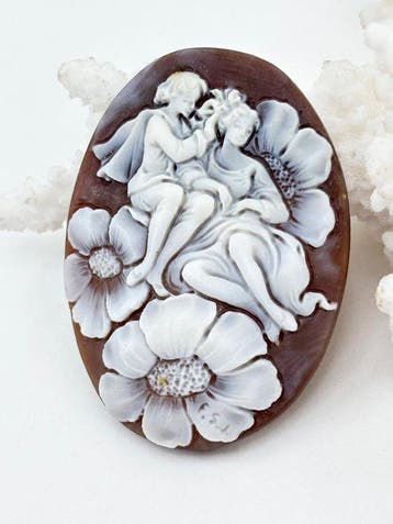 CASSIS MADAGASCARIENSIS - Cameo - Handgegraveerde camee