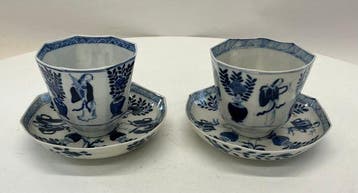 Twee Chinese blauw-witte porseleinen kopjes met