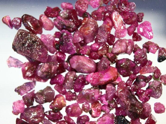 Geen reserve - Ct. 104.00 robijn ruwe natuurlijke uit, Verzamelen, Mineralen en Fossielen