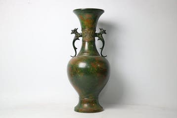 Grote Japanse bronzen tempelvaas met draakhanden en