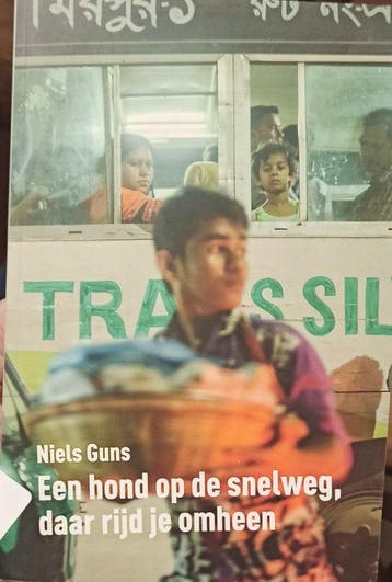 Een hond op de snelweg, daar rijd je omheen 9789083154800, Boeken, Overige Boeken, Verzenden, Gelezen, Niels Guns