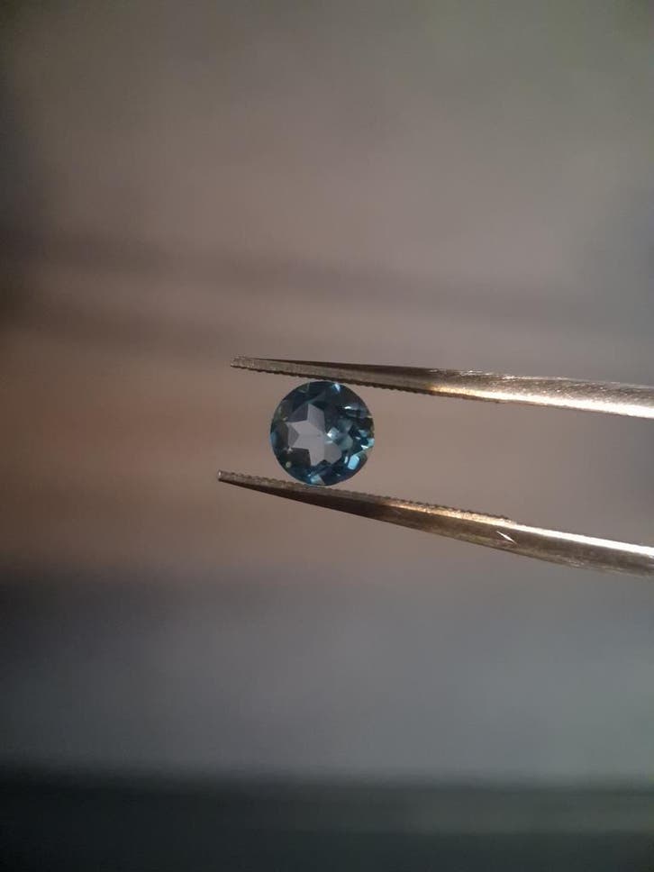 Natural Swiss Blue Topaz - 0.580 ct - round - irradiated - A, Handtassen en Accessoires, Edelstenen, Nieuw, Verzenden