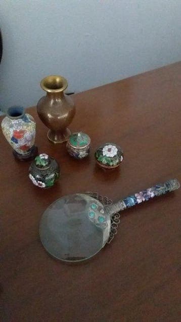 Themacollectie - Vazen en houders in cloisonné; vergrootglas