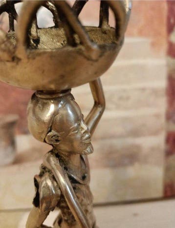 Beeldje - Kobieta z koszykiem na gowie Afryka - braz, Antiek en Kunst