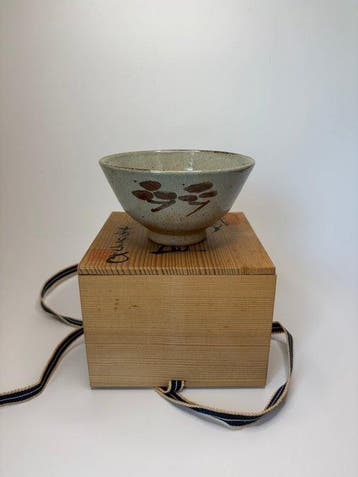 Bol à thé japonais en poterie de Hagi (chawan) – motif herbe